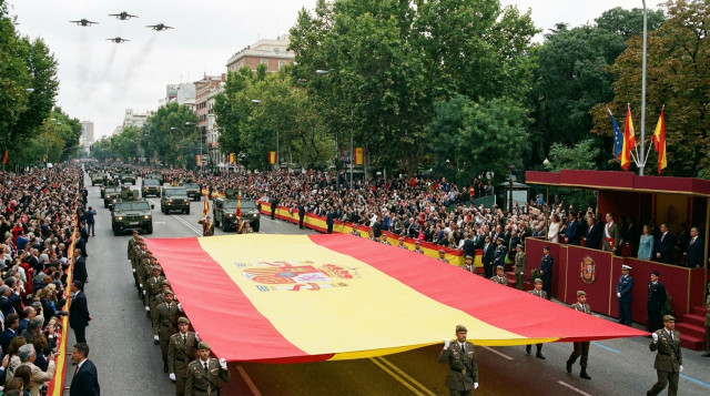 Desfile de la Fiesta Nacional del 12 de octubre en Madrid con la bandera de España, para ilustrar cómo se oficializó el 12 de octubre como Fiesta Nacional