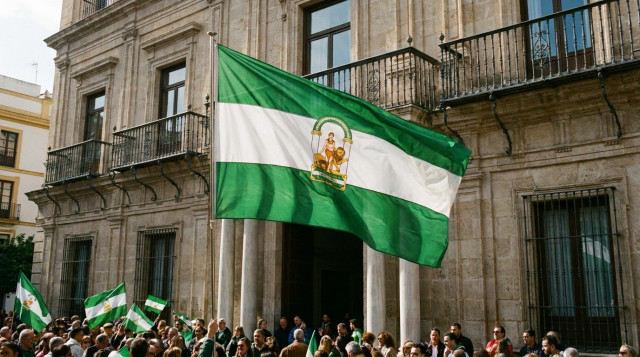 bandera blanca y verde de Andalucía ondeando en un edificio público durante el Día de Andalucía, 28 de febrero
