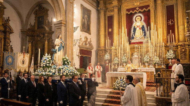 fotografía de una procesión o altar mariano iluminado en una iglesia española con motivo del 8 de diciembre, mostrando símbolos religiosos y decoración típica de la Inmaculada