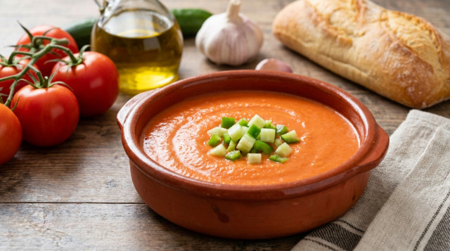 Cómo hacer gazpacho andaluz tradicional: receta paso a paso y trucos para conseguir la textura perfecta