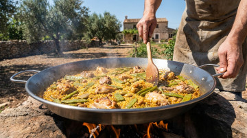 Cómo hacer la auténtica paella valenciana: ingredientes tradicionales y pasos para cocinarla en casa