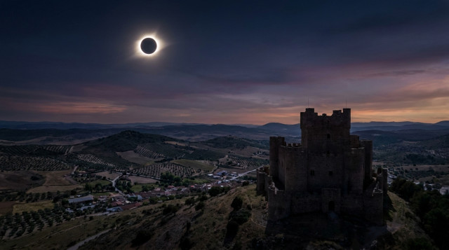 Guía de eventos astronómicos en España 2026: cuándo ver eclipses, lluvias de estrellas y superlunas este año