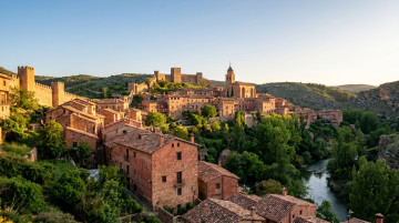 Qué pueblos visitar en España en mayo: las mejores escapadas rurales para disfrutar de la primavera