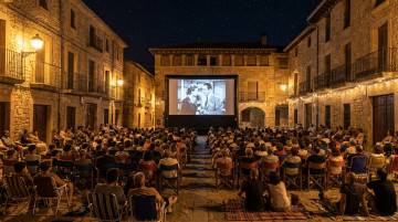 Cine de verano en España: origen de esta tradición y dónde disfrutar de las mejores proyecciones al aire libre