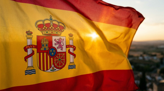 Historia y origen de la bandera de España: significado de sus colores y evolución del escudo nacional