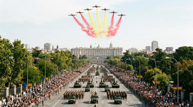 Desfile militar del 12 de octubre en Madrid con la Patrulla Águila sobrevolando el cielo con los colores de la bandera de España