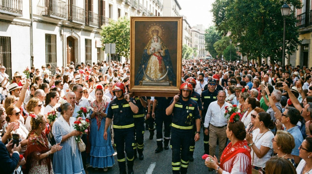 El cuadro de la Virgen de la Paloma siendo portado por los bomberos de Madrid durante la procesión del 15 de agosto rodeado de fieles y chulapos