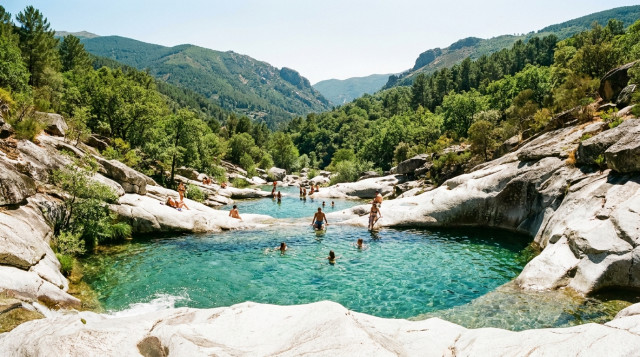 Vista panorámica de Los Pilones en la Garganta de los Infiernos, con sus pozas de granito blanco y aguas cristalinas bajo el sol de verano