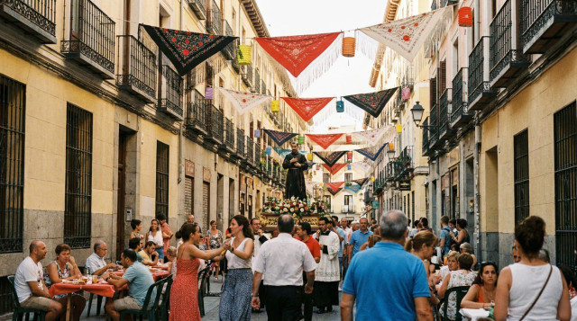 Una calle decorada con mantones de Manila y farolillos en el barrio de La Latina durante las verbenas de agosto en Madrid