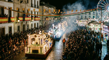 Desfiles, ferias y actos multitudinarios: cómo se celebran las fiestas públicas en España