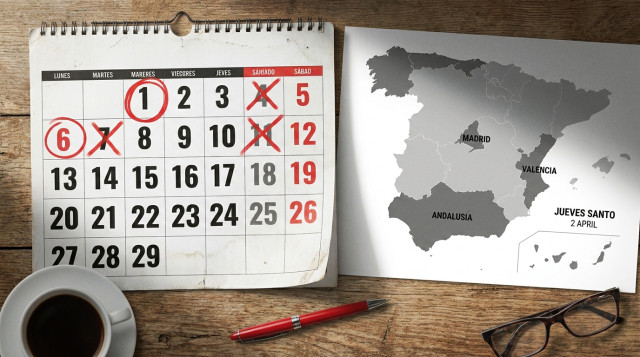 calendario impreso con marcas en rojo sobre las fechas 1 de noviembre y 6 de diciembre, mapa de España sombreado mostrando comunidades con Jueves Santo el 2 de abril
