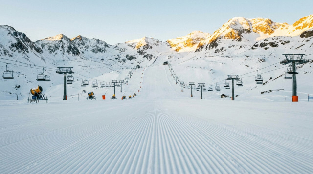 Pistas de esquí preparadas con nieve recién pisada y remontes listos para la apertura de las estaciones de esquí en España
