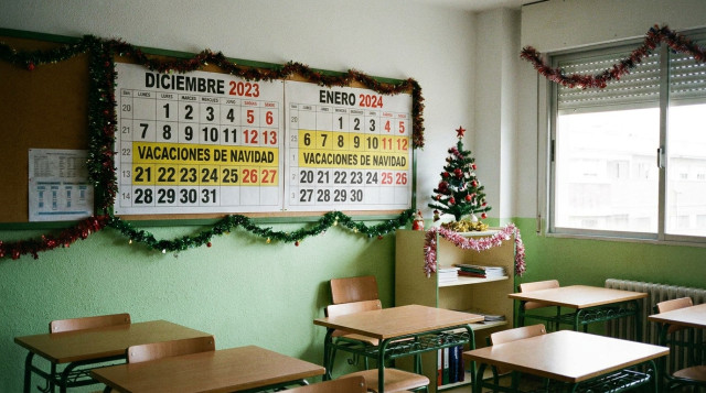 Aulas vacías de un colegio en España con adornos festivos y un calendario escolar marcando las vacaciones de Navidad