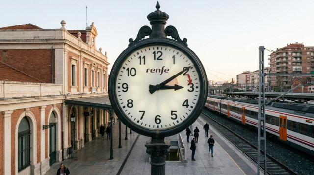 Cambio al horario de invierno: fecha oficial en la que se atrasan los relojes este mes