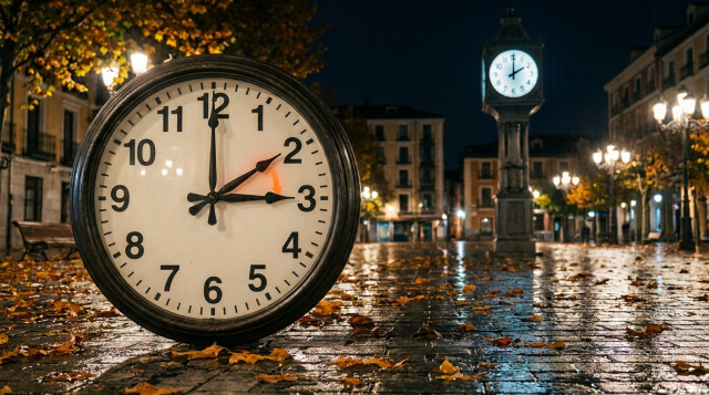 reloj analógico marcando las tres de la madrugada retrocediendo hacia las dos en pleno cambio de hora de otoño