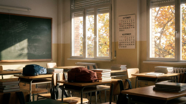 Aulas escolares vacías con mochilas y libros sobre los pupitres durante los días no lectivos del primer trimestre escolar
