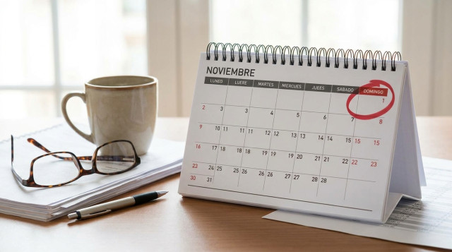 calendario laboral de mesa mostrando el mes de noviembre con el domingo día 1 destacado en rojo