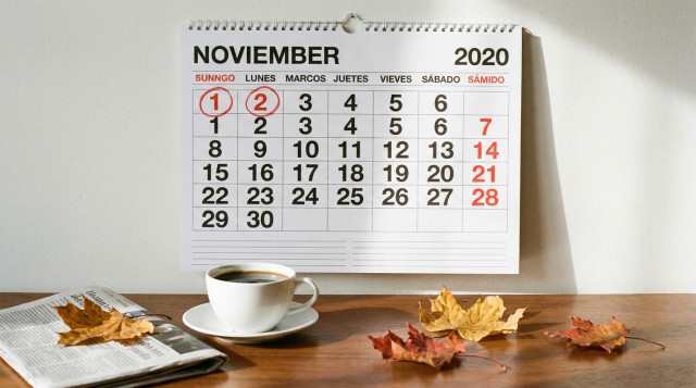 Calendario de pared marcando el festivo del 1 de noviembre en domingo y el lunes siguiente