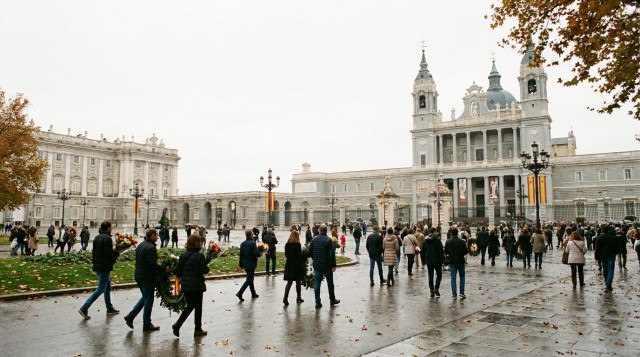 Catedral de la Almudena y Palacio Real de Madrid en una mañana de noviembre, referencia a los festivos de noviembre y al festivo local