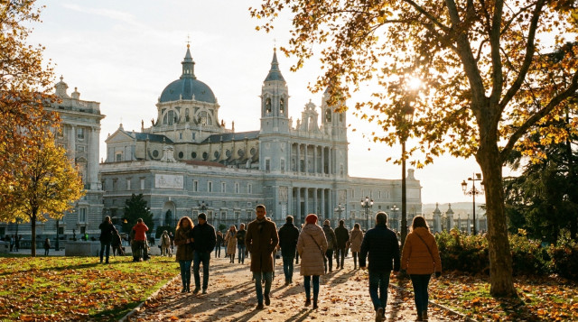 vista de la catedral de la Almudena y el Palacio Real de Madrid en un día de otoño, ilustrando los festivos de noviembre en Madrid capital