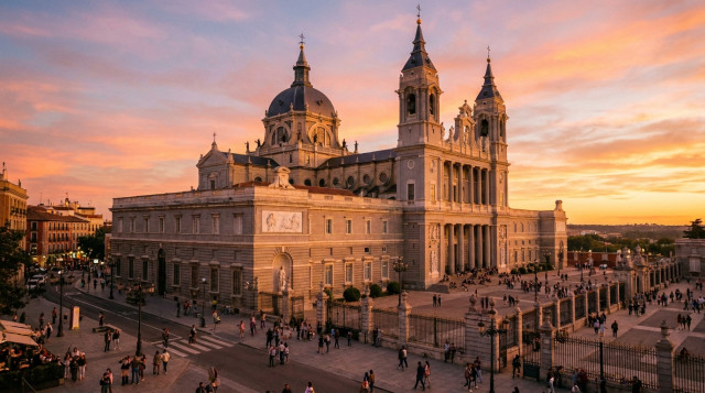 catedral de la Almudena en Madrid al atardecer, símbolo del festivo local de La Almudena