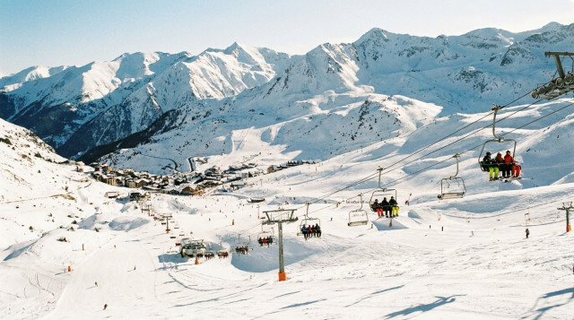 Vista panorámica de pistas de esquí en los Pirineos con telesillas funcionando y nieve recién caída durante la temporada de esquí