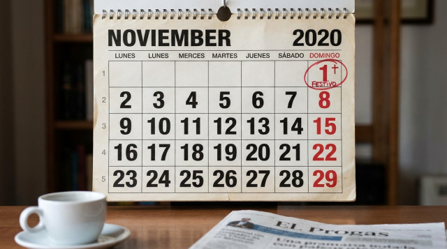 calendario de noviembre con el domingo 1 marcado como festivo de Todos los Santos y el lunes 2 laborable