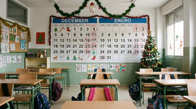 aula de un colegio español con decoración navideña y un calendario de pared marcado, ilustrando las vacaciones escolares de Navidad