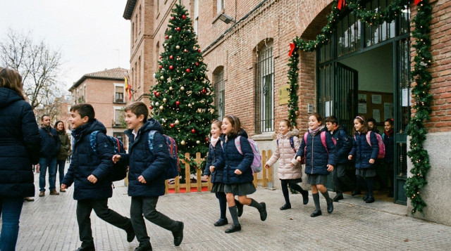 alumnos de primaria saliendo de un colegio con mochilas en el último día de clase antes de las vacaciones escolares de Navidad, con decoración navideña en la entrada