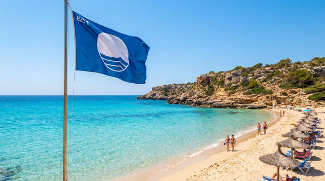 España revalida su liderazgo mundial en Banderas Azules: descubre las mejores playas para viajar este verano