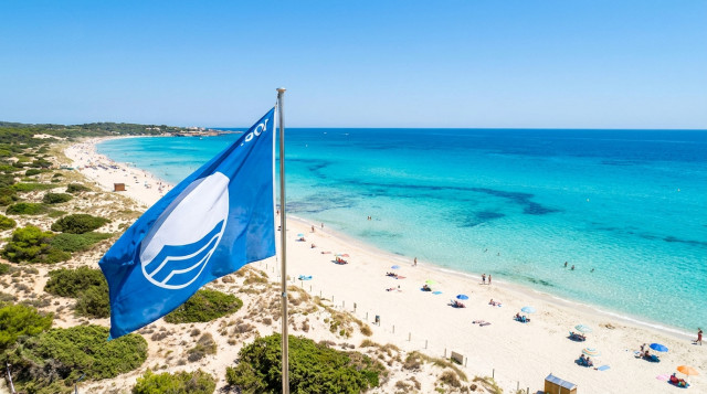 España revalida su liderazgo mundial en Banderas Azules: descubre las playas premiadas para este verano