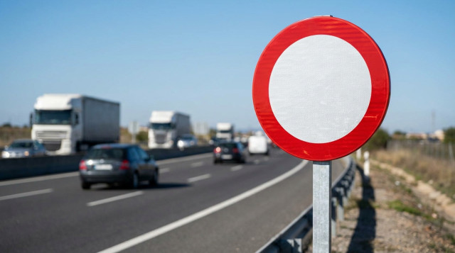 La DGT avisa sobre la nueva señal de tráfico obligatoria: multas de hasta 200 euros si no la respetas