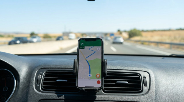 La DGT avisa sobre las nuevas multas por llevar el móvil en el soporte del coche este verano