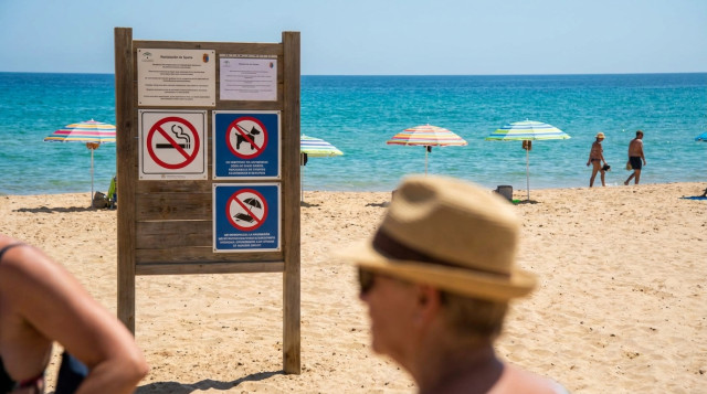 Normativa de playas en España: multas por fumar, llevar perros o reservar sitio con la sombrilla