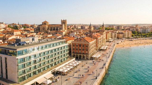 El mapa de las tasas turísticas en España: qué ciudades te cobrarán por dormir este verano