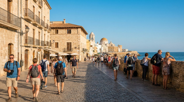 Las ciudades españolas que estrenan tasa turística este verano: precios y cómo te afecta como viajero