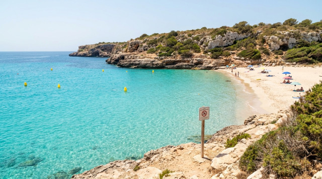 Nuevas restricciones al turismo en las playas de Baleares: multas y zonas prohibidas este verano