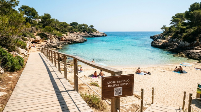 Playas con acceso restringido en España: cómo reservar y evitar multas este verano