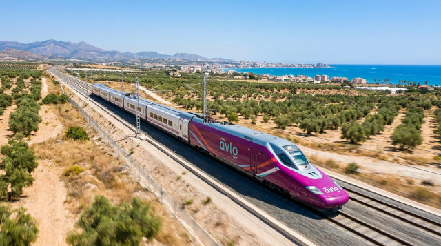 Renfe amplía sus rutas de bajo coste: nuevos destinos Avlo para viajar a la costa este verano