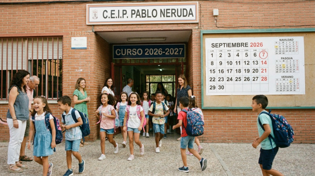 Estudiantes de primaria entrando contentos a un colegio público en España al inicio del calendario escolar 2026-2027