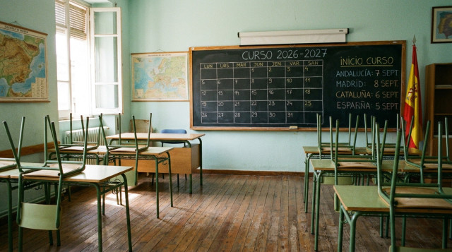 Aula escolar vacía con un calendario en la pizarra que destaca las fechas de inicio de curso del calendario escolar 2026-2027
