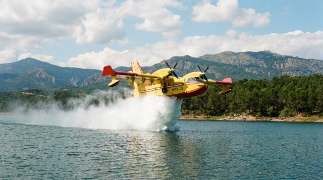 Avión anfibio del MITECO cargando agua en un embalse para la campaña estatal contra incendios forestales