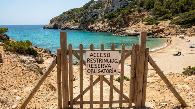 Playas de España con reserva obligatoria y restricciones este verano: lista completa de arenales y multas