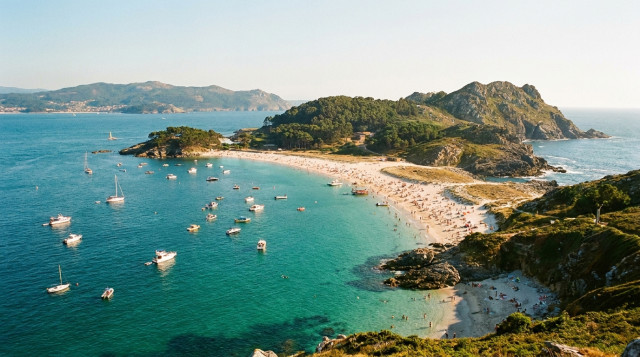 Reserva para visitar las Islas Cíes en agosto: plazos, autorización y cupos diarios del parque nacional