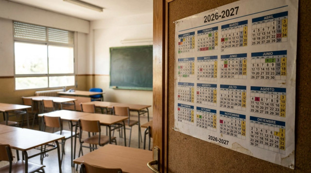 Aula escolar con pupitres y un calendario en la pared indicando las fechas del calendario escolar 2026-2027