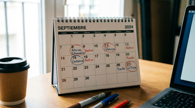 Calendario de escritorio abierto en el mes de septiembre con anotaciones destacadas en los días festivos autonómicos