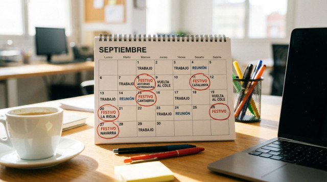 calendario de mesa abierto en el mes de septiembre con anotaciones de dias festivos y organizacion laboral