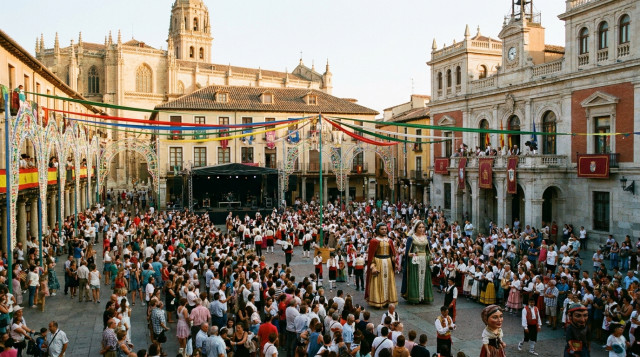 plaza mayor de una capital española decorada para sus fiestas patronales de septiembre