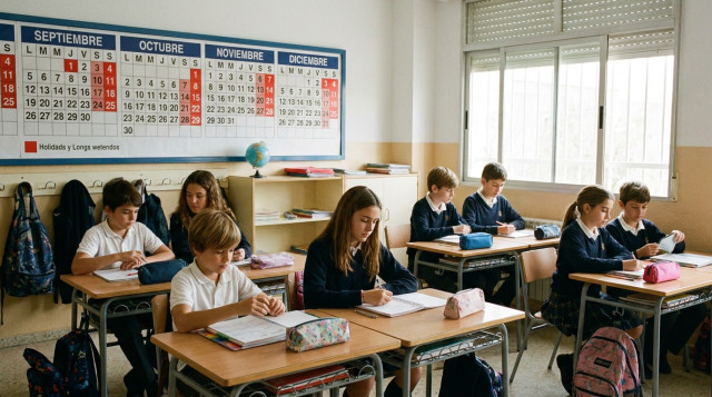 aula de un colegio con el calendario escolar de fondo y alumnos organizando sus cuadernos