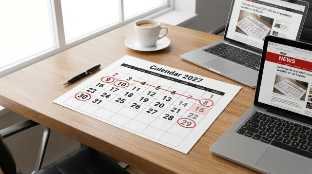 calendario laboral de 2027 sobre una mesa de oficina con anotaciones de festivos y puentes señalados en rojo